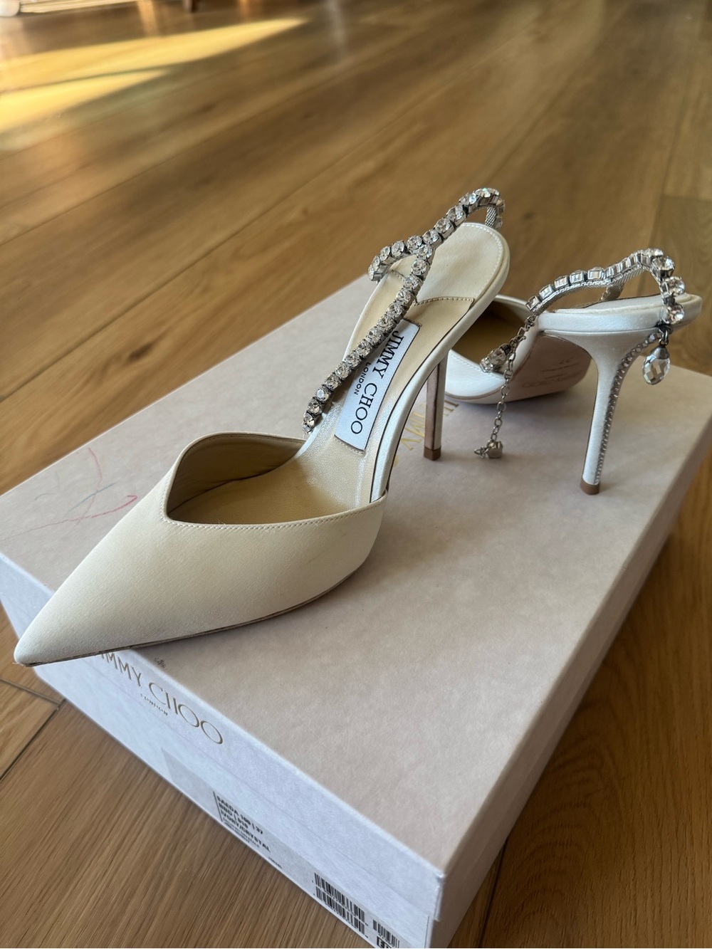 JIMMY CHOO SAEDA 100
Ivory Satin Pumps with Crystal Embellishment (Size EU 37) - Picture 2 of 7